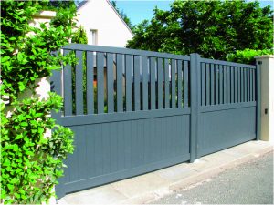 Tschoeppe Tor halb geschlossen