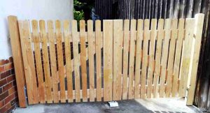 Bild von einem Holztor mit Lattenfüllung Lärche natur