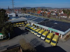 Firmengebäude mit Flotte